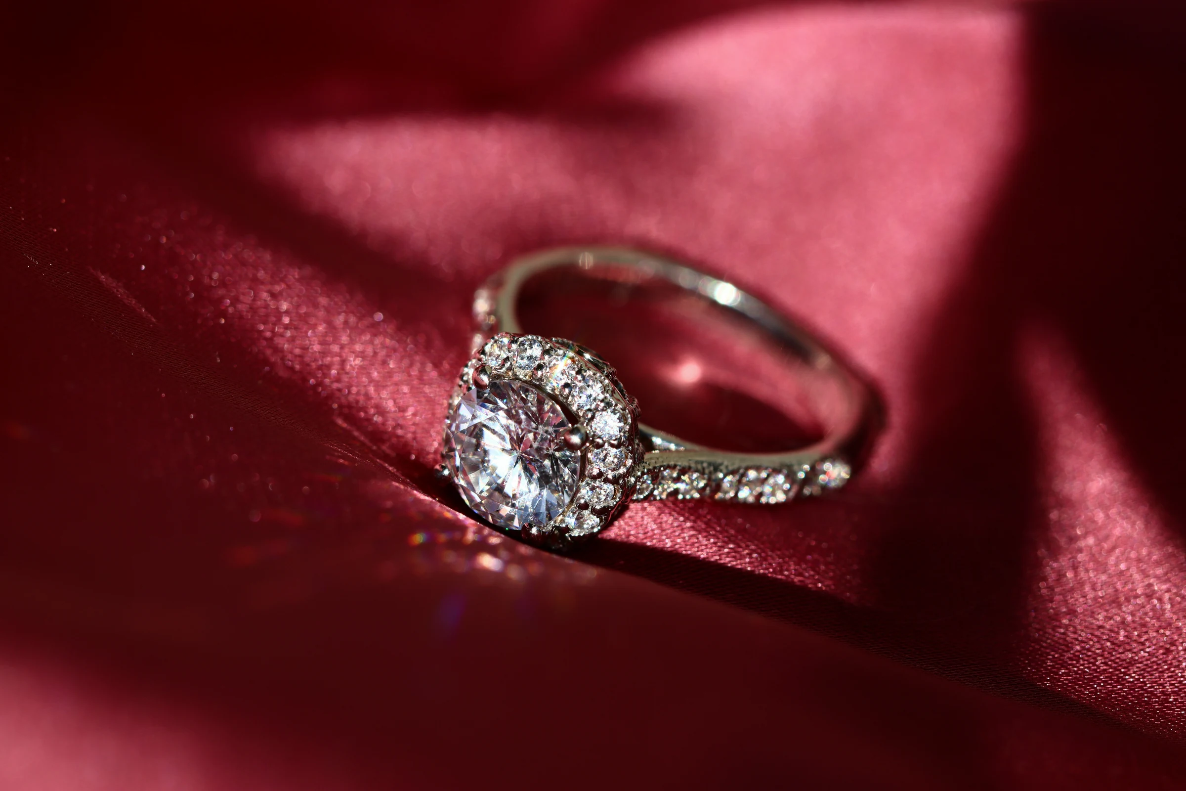 Anello gioiello su raso rosso